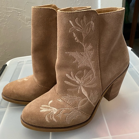 Blowout Sale!  Through August! Lucky Brand Elenor Embroidered Suede Block Boots - Picture 2 of 4